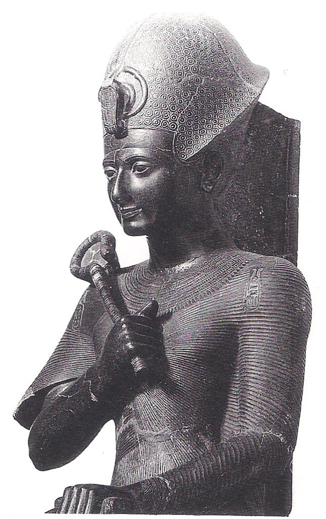 3. Статуя Рамсеса II (1279-1212 гг. до н.э.) из черного гранита с 'короной войны' на голове.